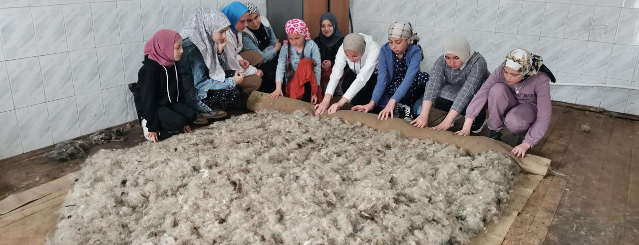 Серебряные волонтеры в Ботлихском районе прививают молодежи любовь  к сохранению национальных традиций